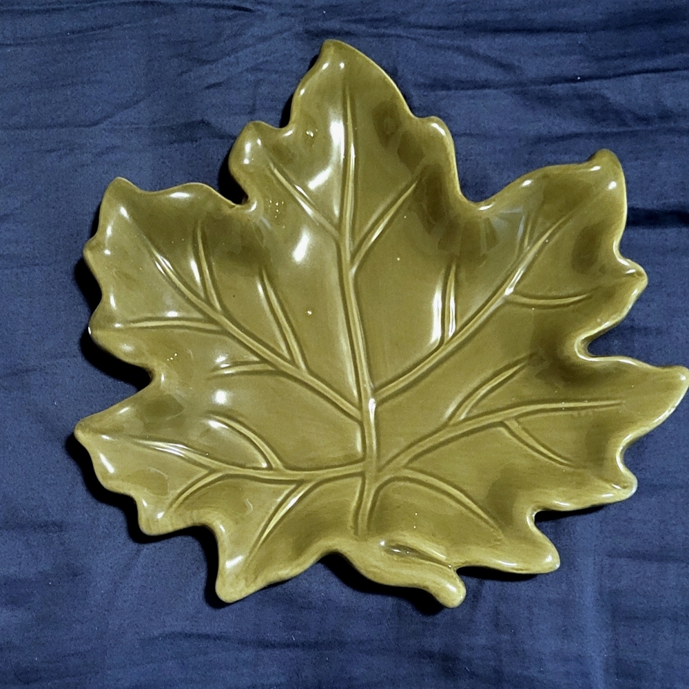 Green leaf plate
